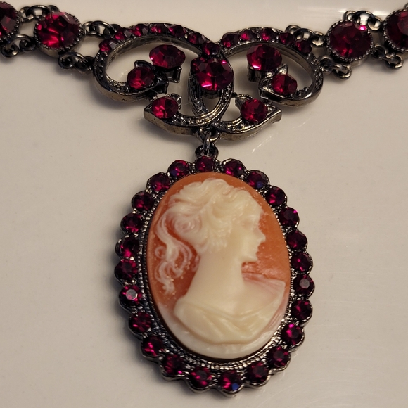 Cameo Pendant With Deep Blood Red Crystals Gunmetal-tone Choker Necklace PoFJ - Picture 2 of 16
